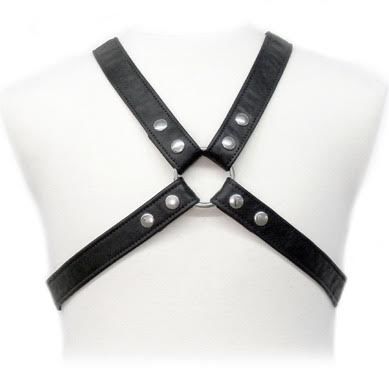 Arnés de cuero corporal básico de cuero en la ropa