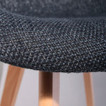 Silla Weave con brazos de tela negra